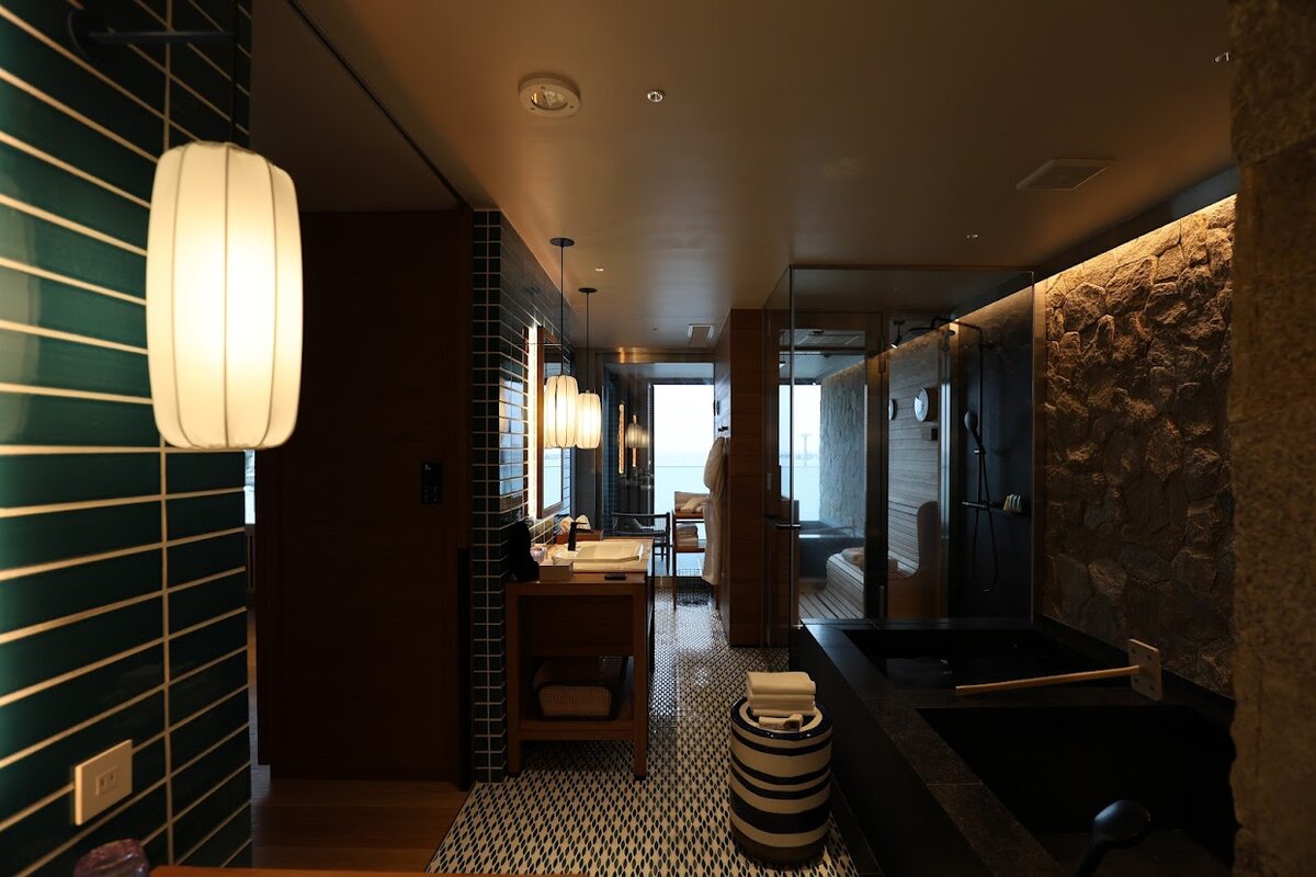 UMITO KAMAKURA KOSHIGOE：ホテルの浴室、浴槽、シャワールーム、洗面台など