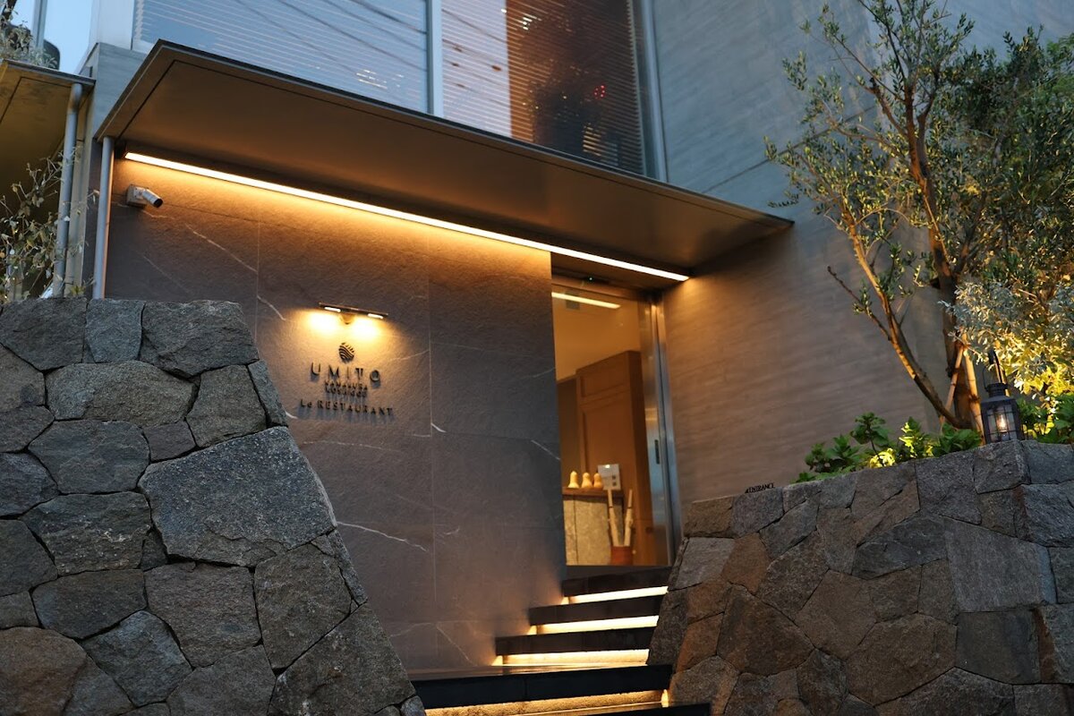 江の島：マンホールの蓋、風景が描かれている