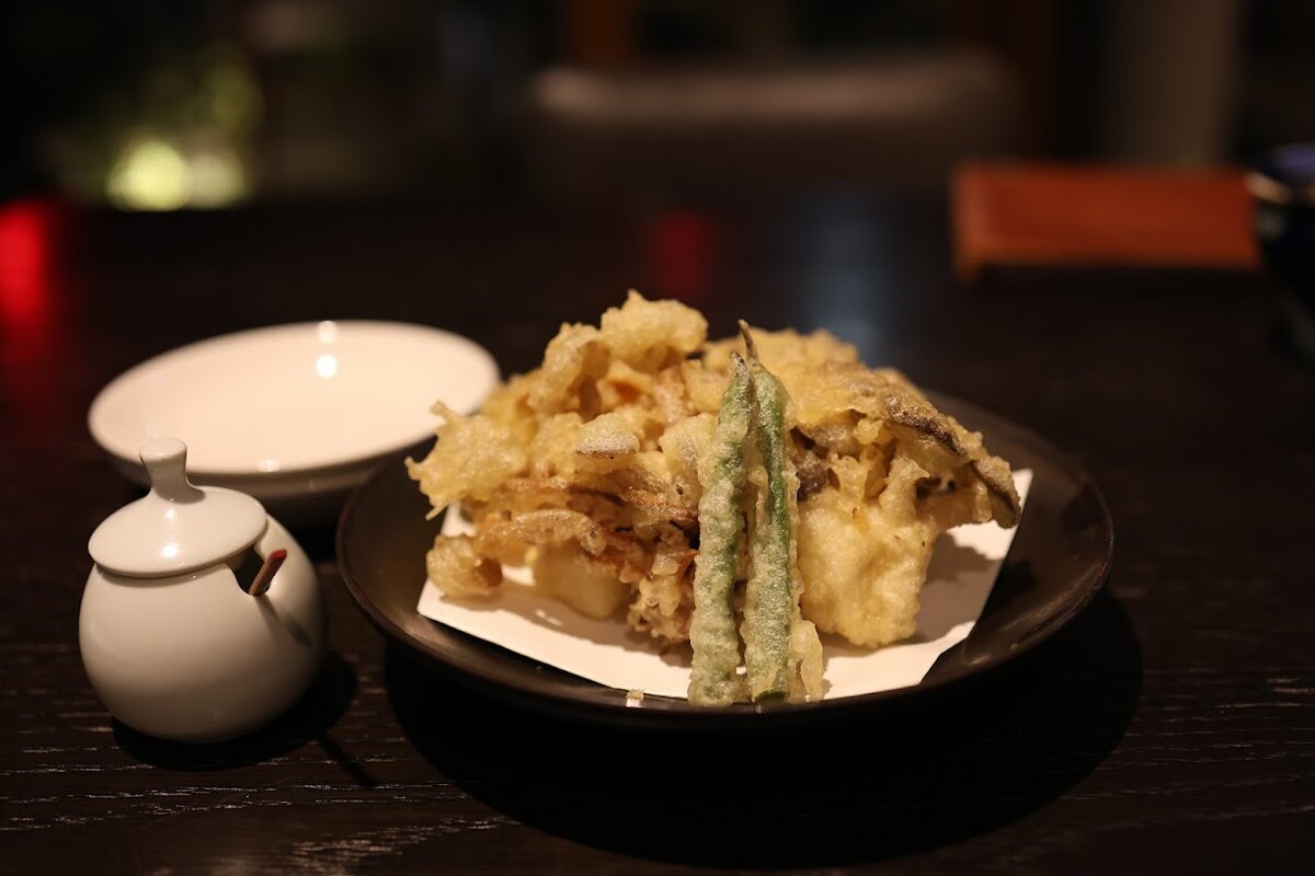 鎌倉 松原庵 青：しじみそば、ネギ入り。箸で蕎麦を持ち上げている。