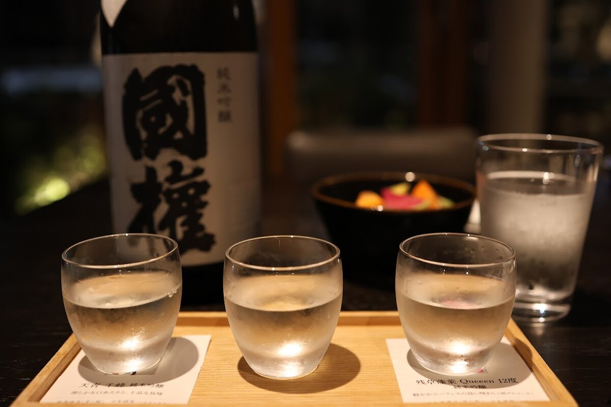 蕎麦酒料理 鎌倉 松原庵 青　：蕎麦料理店の外観。店名が書かれた暖簾がかかっている。