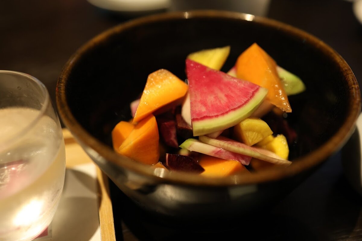 UMITO KAMAKURA KOSHIGOE：夜間の建物の外観、駐車場あり