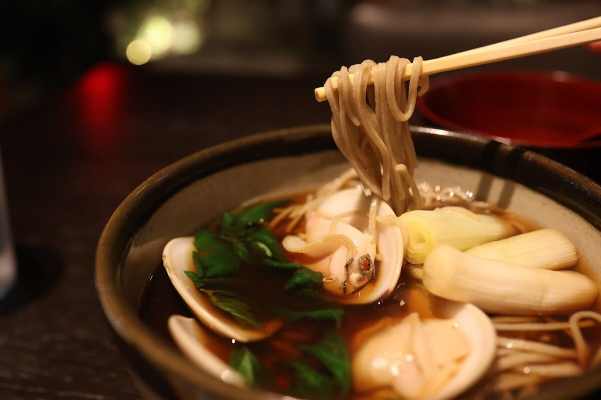 UMITO KAMAKURA KOSHIGOE：砂浜と海、島、灯台、青空の風景