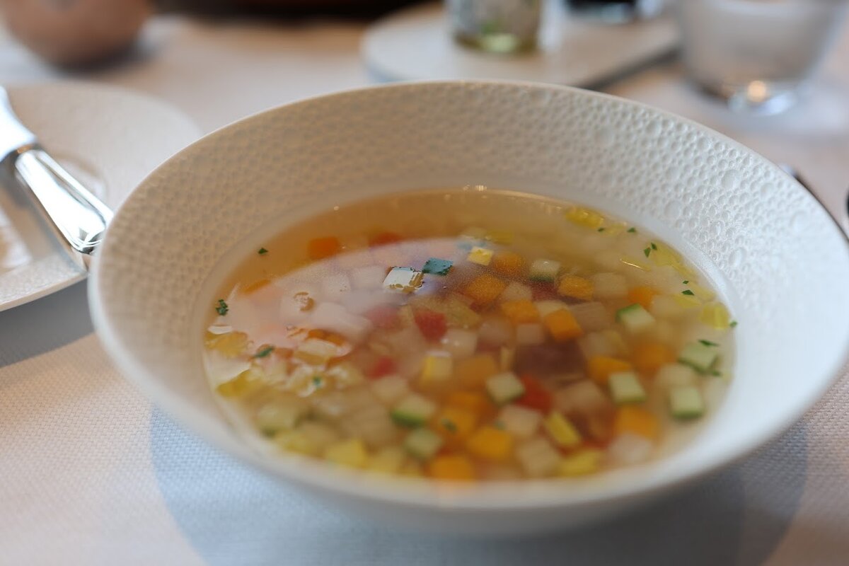 UMITO KAMAKURA KOSHIGOE：ポーチドエッグ、サラダ、ナイフとフォーク