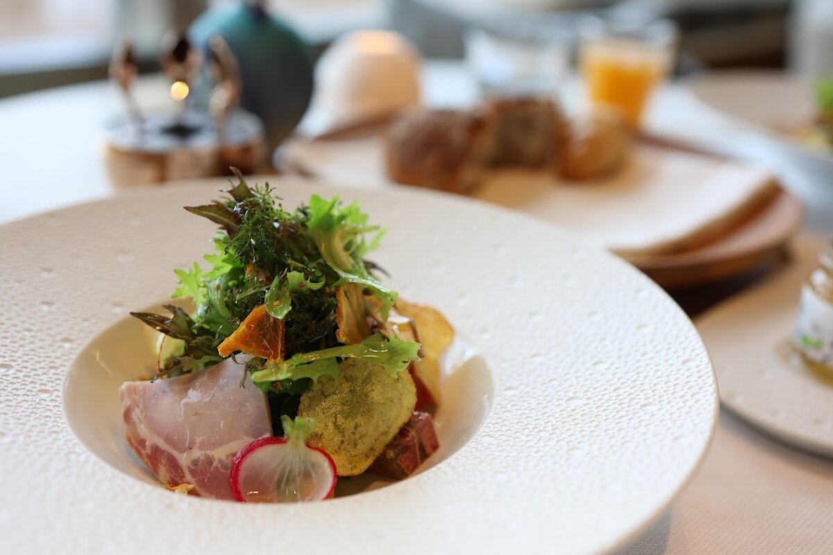 UMITO KAMAKURA KOSHIGOE：ブドウとスティック状のものが盛り付けられた料理