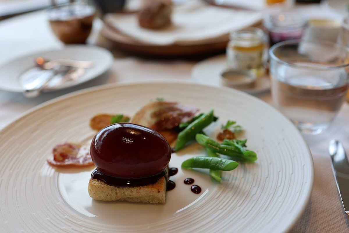 UMITO KAMAKURA KOSHIGOE：テーブルに置かれたコーヒーとミルク、砂糖入れ