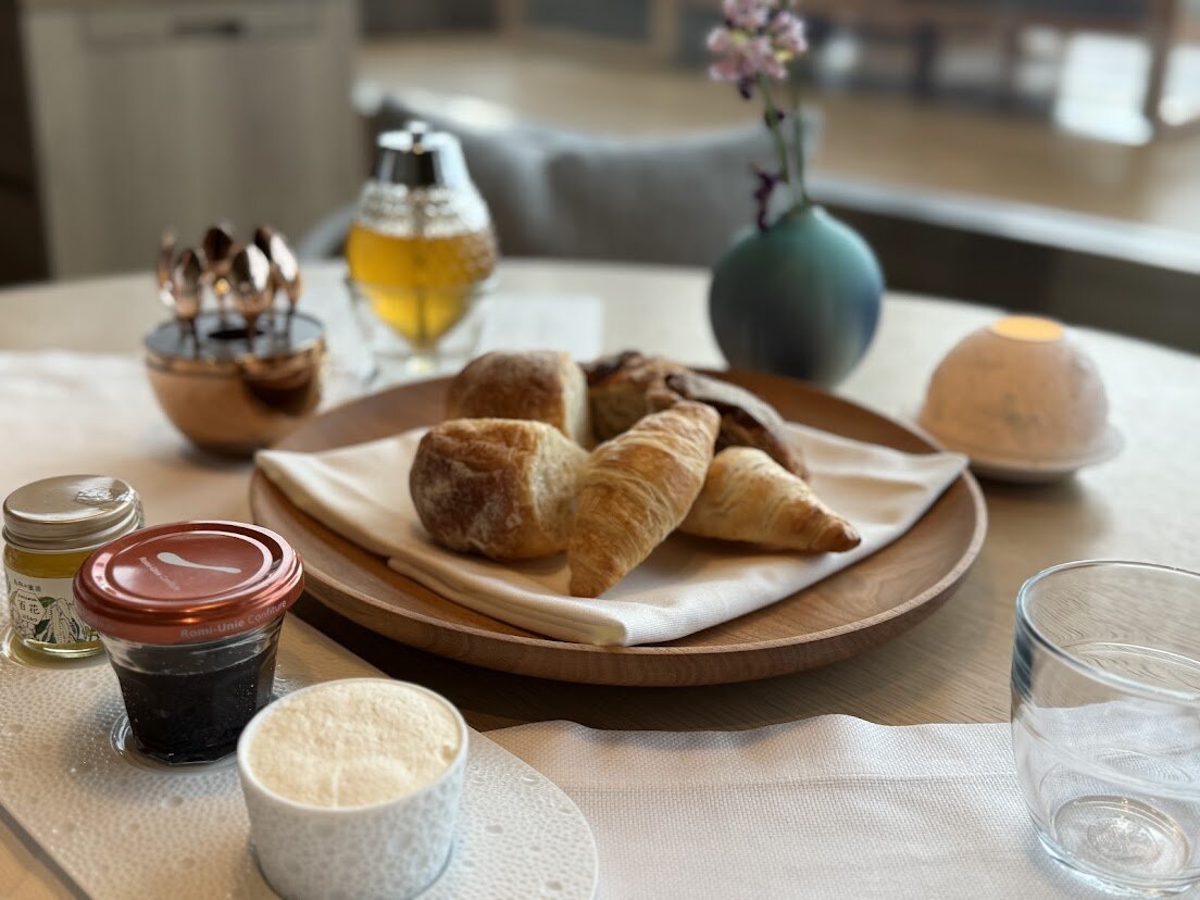 UMITO KAMAKURA KOSHIGOE：コース料理の一品。卵料理と野菜が皿に盛られている。