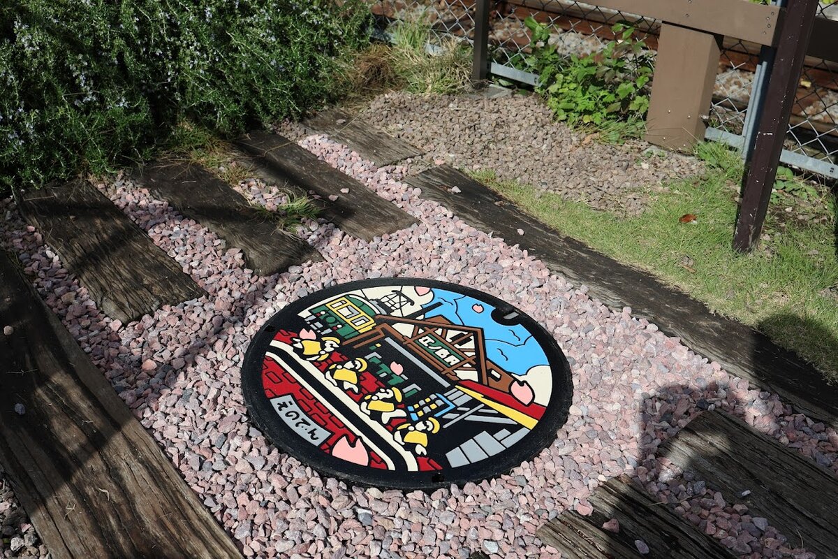 江ノ島駅 ENOSHIMA STA.：江ノ島駅の駅舎と電車