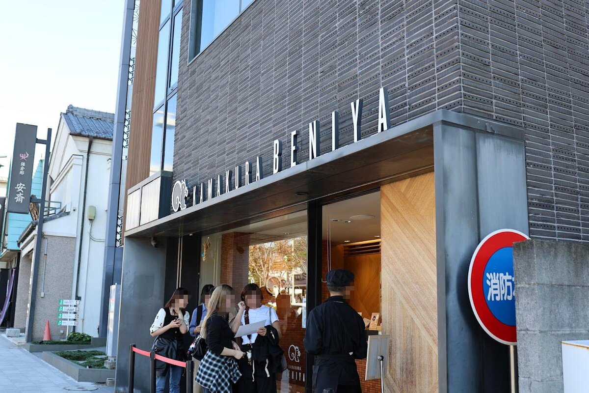 UMITO KAMAKURA KOSHIGOE：ホテルの内装、リビングルームと海の眺め