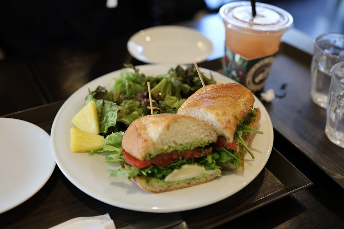 UMITO KAMAKURA KOSHIGOE：夕暮れの海岸線、島、道路