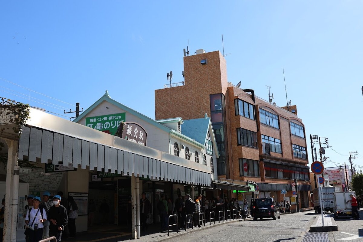 UMITO KAMAKURA KOSHIGOE：室内のテーブルと椅子、窓の外には夕焼けの風景