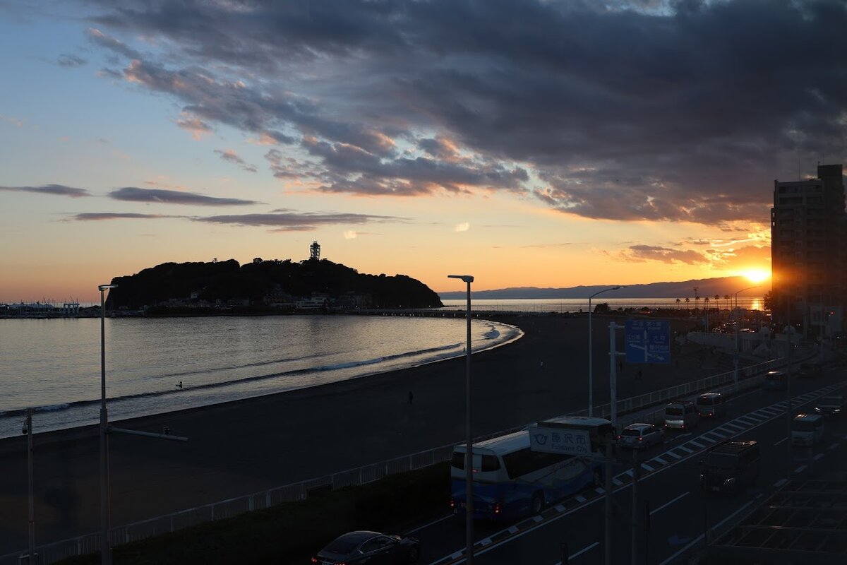UMITO KAMAKURA KOSHIGOE：ワイン、パン、花瓶が写っている