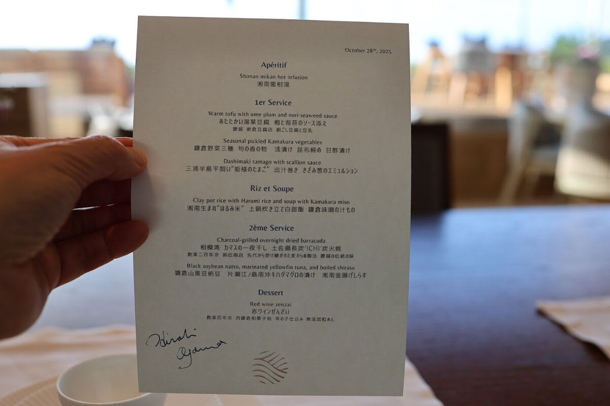 UMITO KAMAKURA KOSHIGOE：屋外テラス席と建物