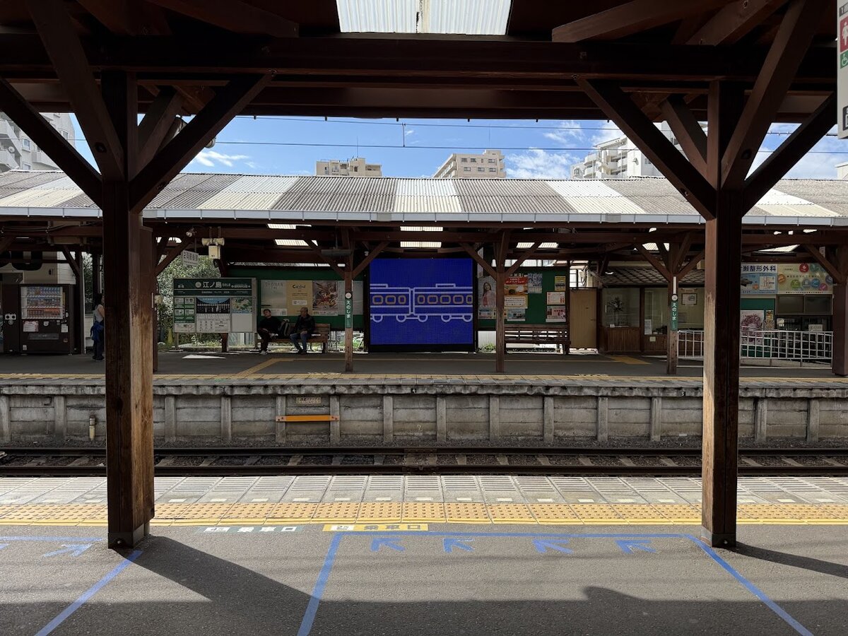 i-ZA鎌倉　：施設の外観。看板と提灯が見える。