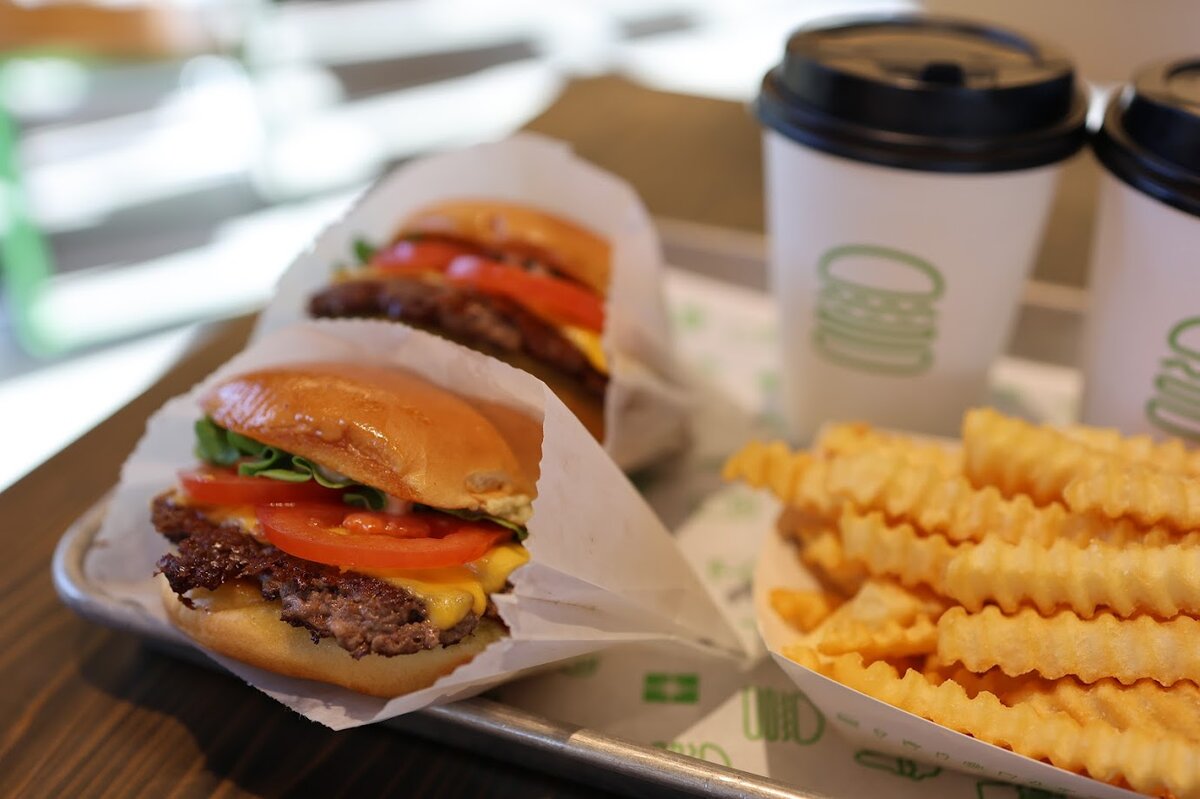 SHAKE SHACK：本日のランチ、ハンバーガー、フライドポテト、ドリンク