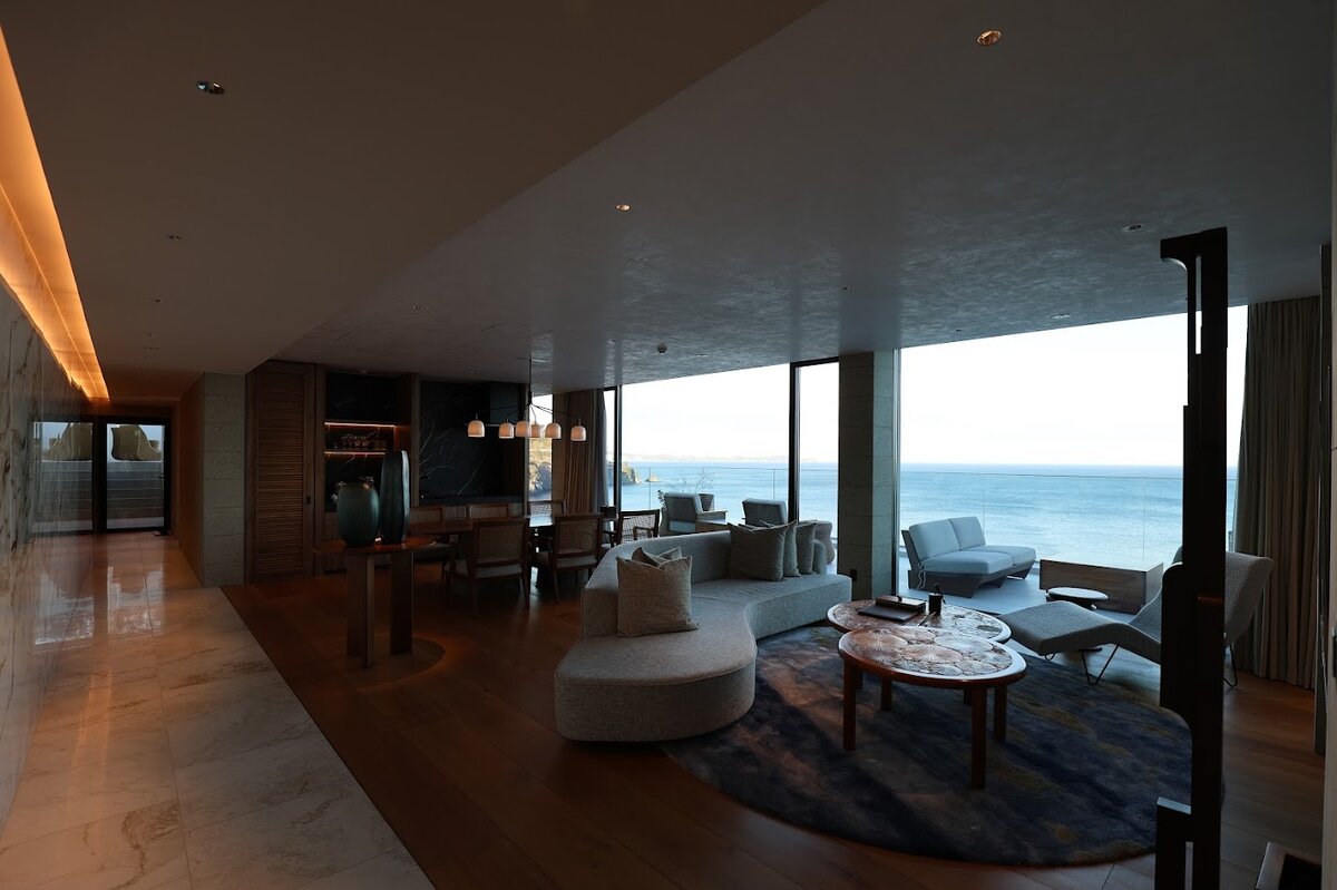 UMITO 熱海 別邸：プレジデンシャルスイート　143.2㎡　大きな窓から圧巻の海が...