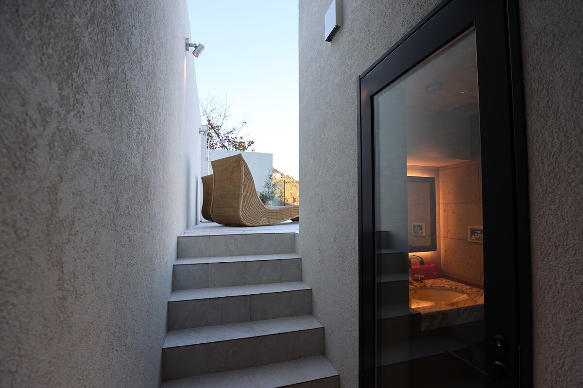 UMITO 熱海 別邸：ホテルのリビングルームのインテリア