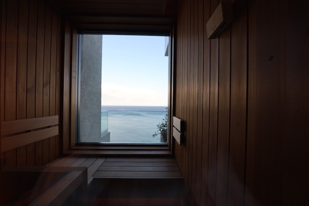 UMITO 熱海 別邸：ホテルのリビングルームのインテリア