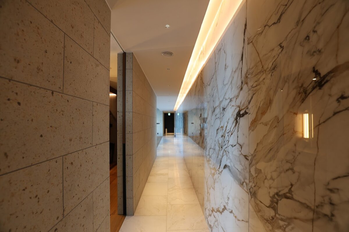 UMITO 熱海 別邸：右側がサウナ階段をのぼるとインフィニティプール