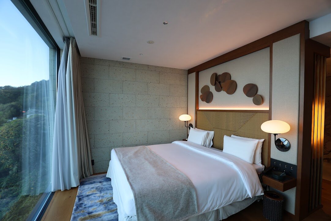 UMITO 熱海 別邸：アメニティグッズ、石鹸、ローション、木製のトレイ