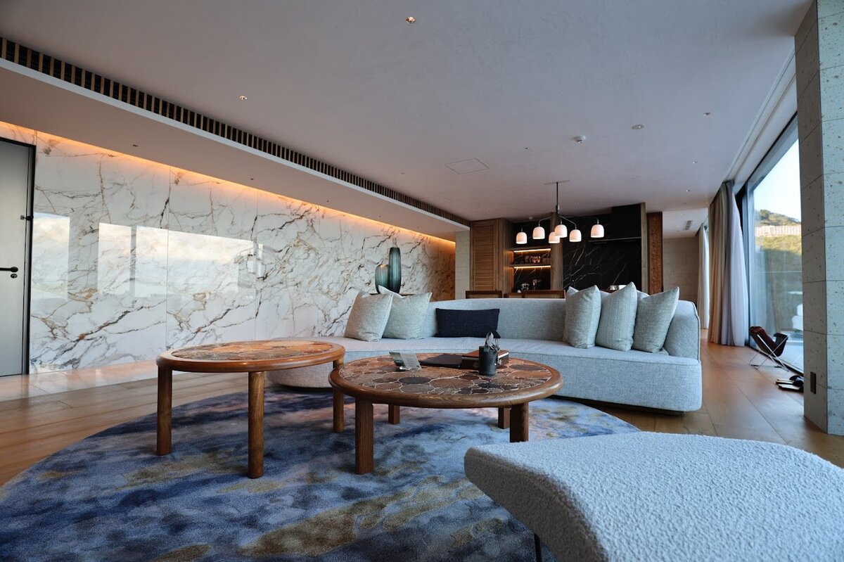 UMITO 熱海 別邸：モエシャンパンとグラス、海