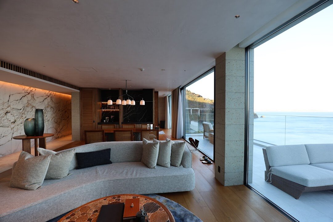 UMITO 熱海 別邸：広いテラスと海をみながらゆったり座れるソファ