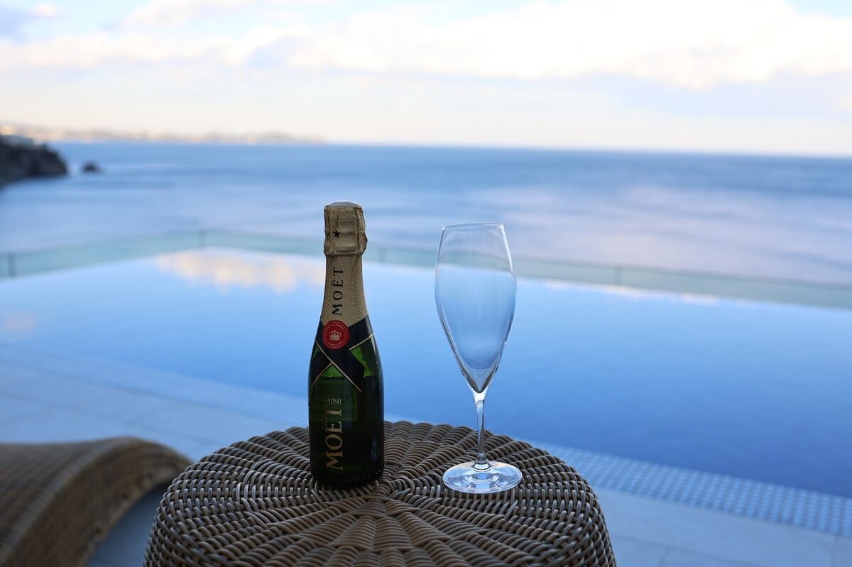 UMITO 熱海 別邸：夜のインフィニティプール