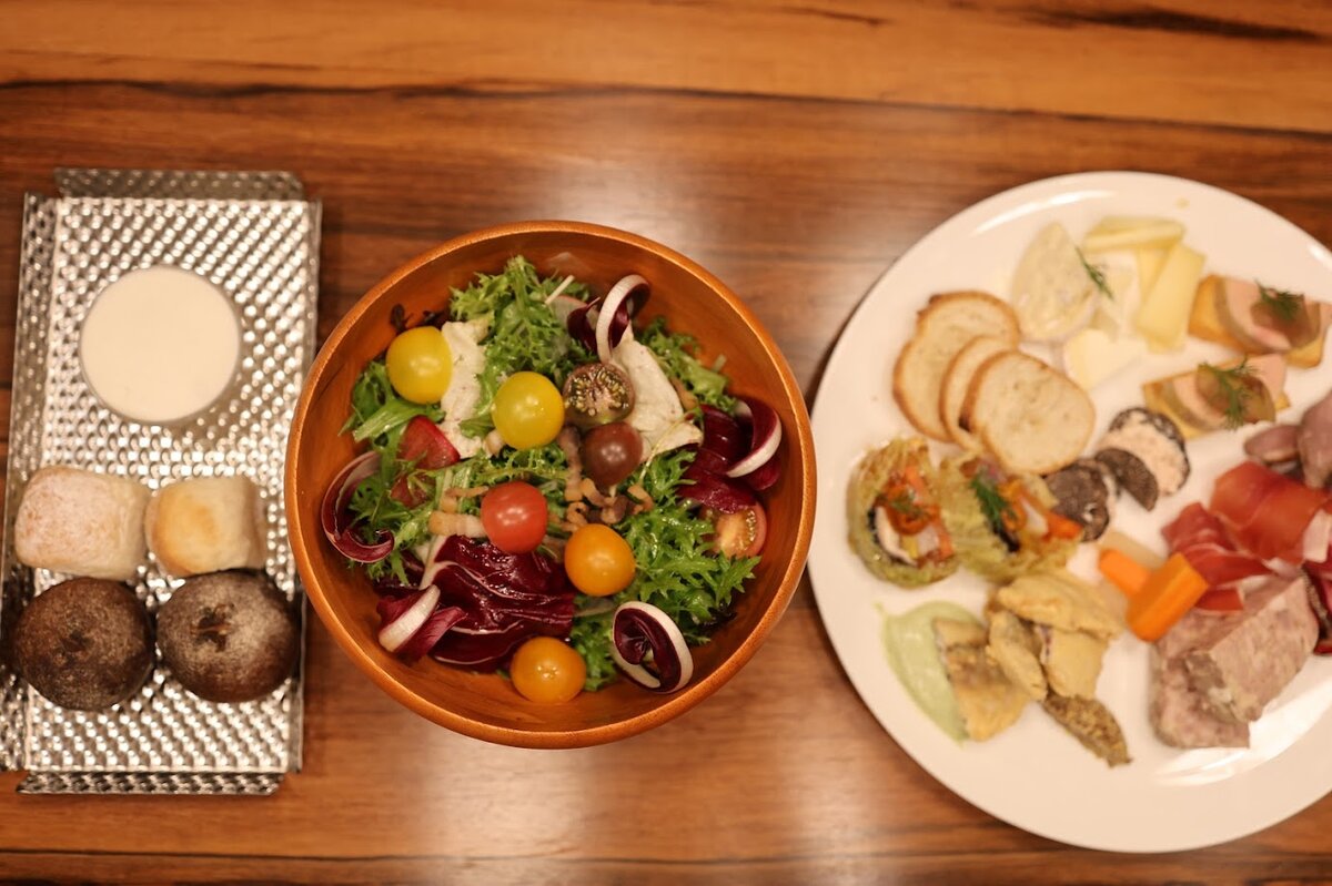 UMITO 熱海 別邸：肉料理、グラタン、スープ料理　お部屋でいただくフレンチコ...