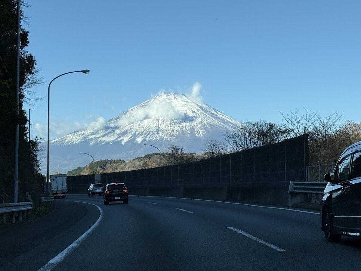 東名高速道路：富士山は今日は少し雲がかかっていますが雪を抱いて美しい