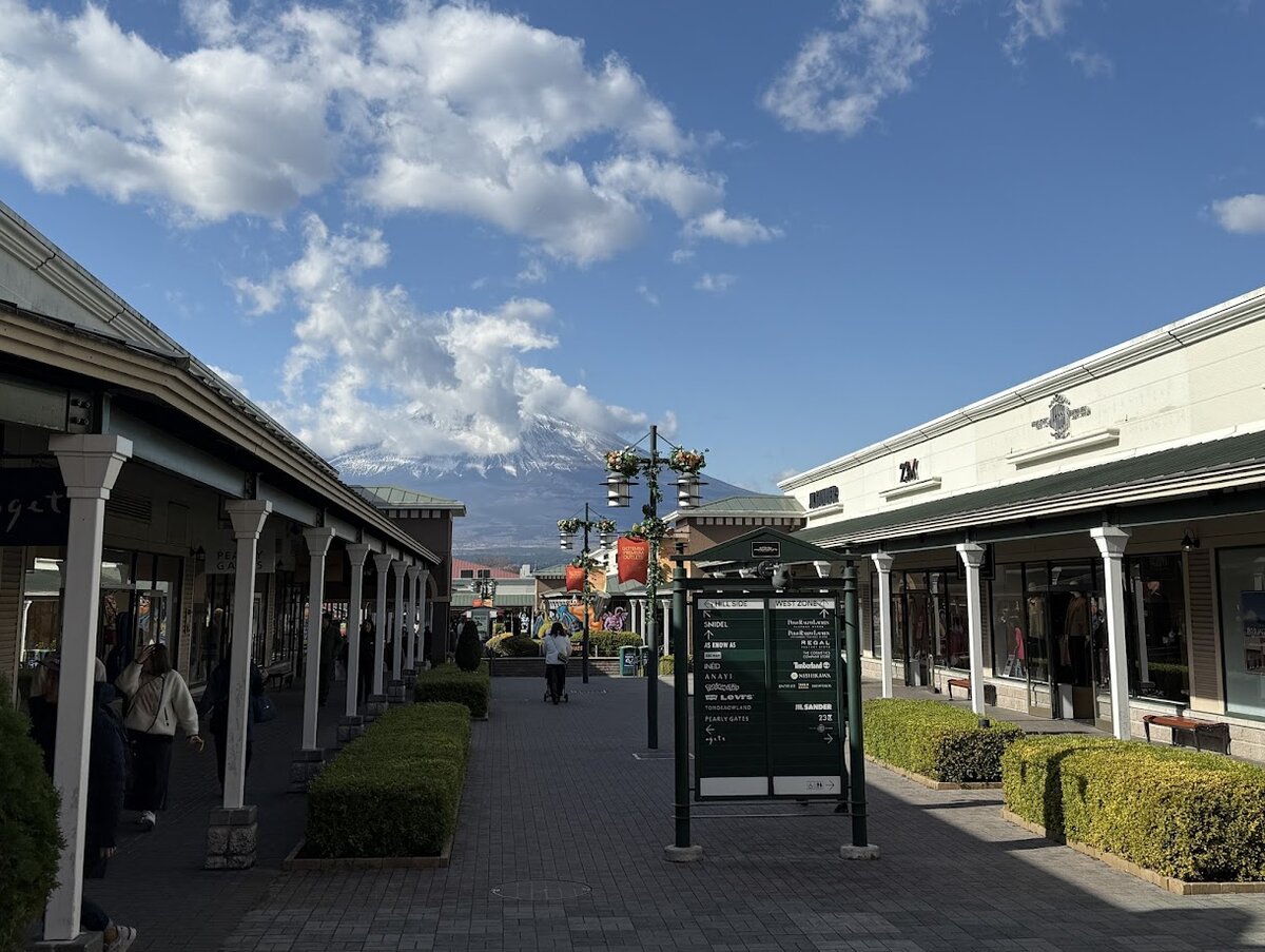 御殿場プレミアム・アウトレット：アウトレットモールの風景、富士山が見える雲がとれないのが...