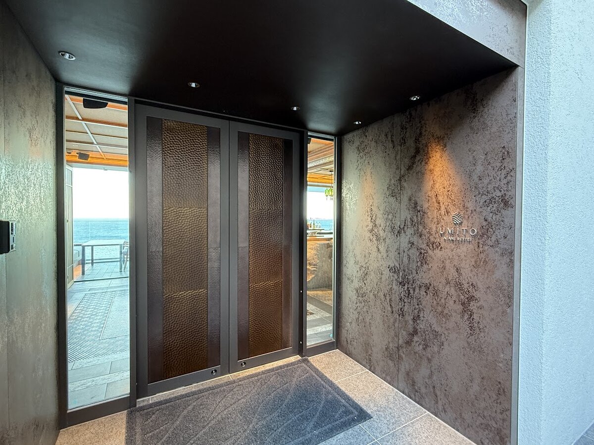 UMITO 熱海 別邸：チェックイン　施設の入り口。