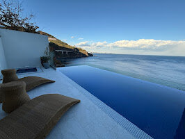 UMITO 熱海 別邸：タオル掛けに掛けられた2枚のバスローブ