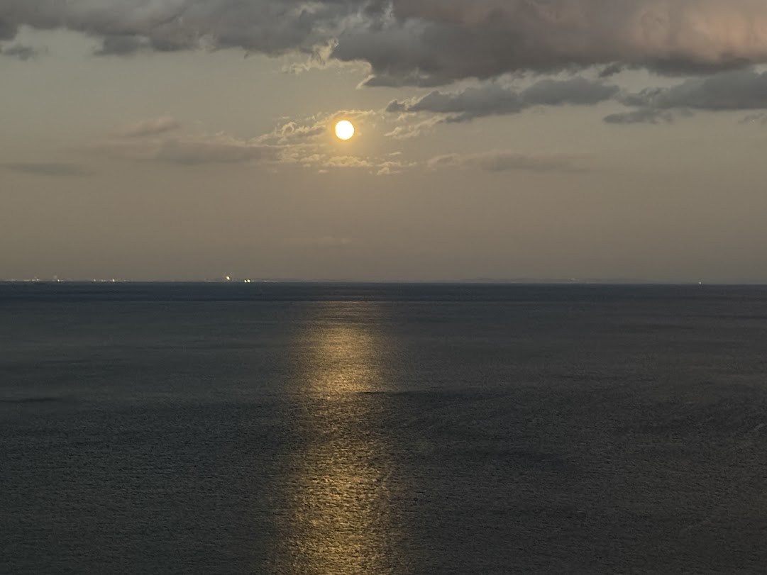 UMITO 熱海 別邸：サラダ、パン、チーズ、ハム、パテ　お部屋でいただくフレン...