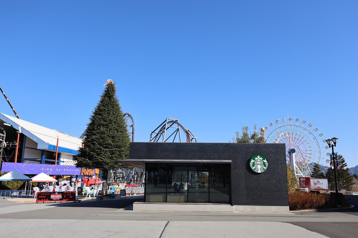 STARBUCKS富士急ハイランド店：スターバックス店舗、遊園地、観覧車、ジェットコースター。