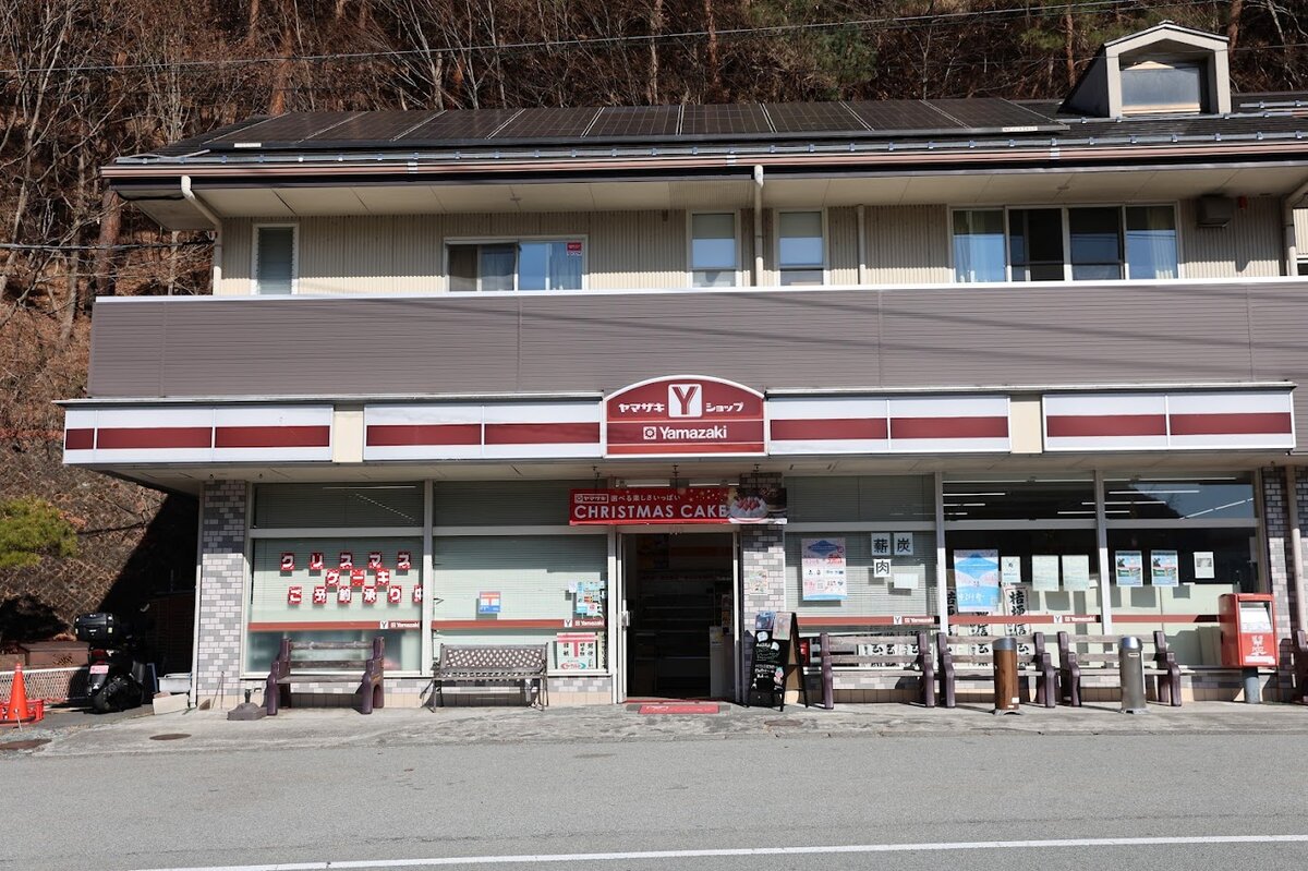 コンビニ店内：ホットスポットにでてきたコンビニ。聖地巡礼の人が良く来る...