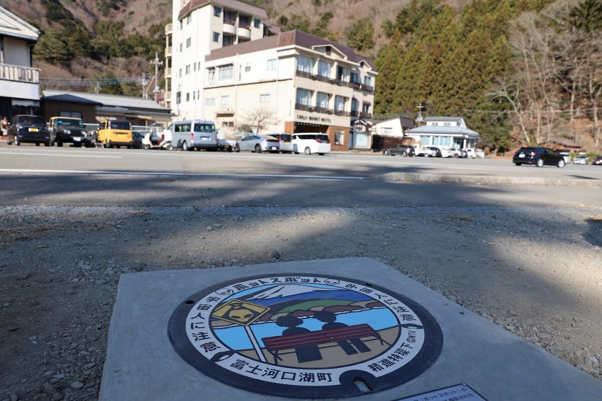 ホットスポット：ドラマのロケ地の看板とベンチ