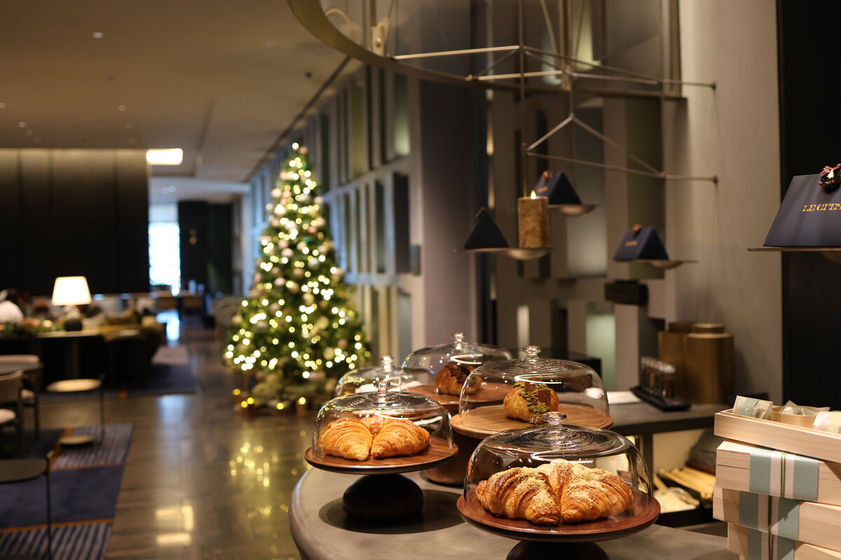 jw マリオット・ホテル東京：車を駐車場に置き、エレベーターで30階まであがるとロビーラ...