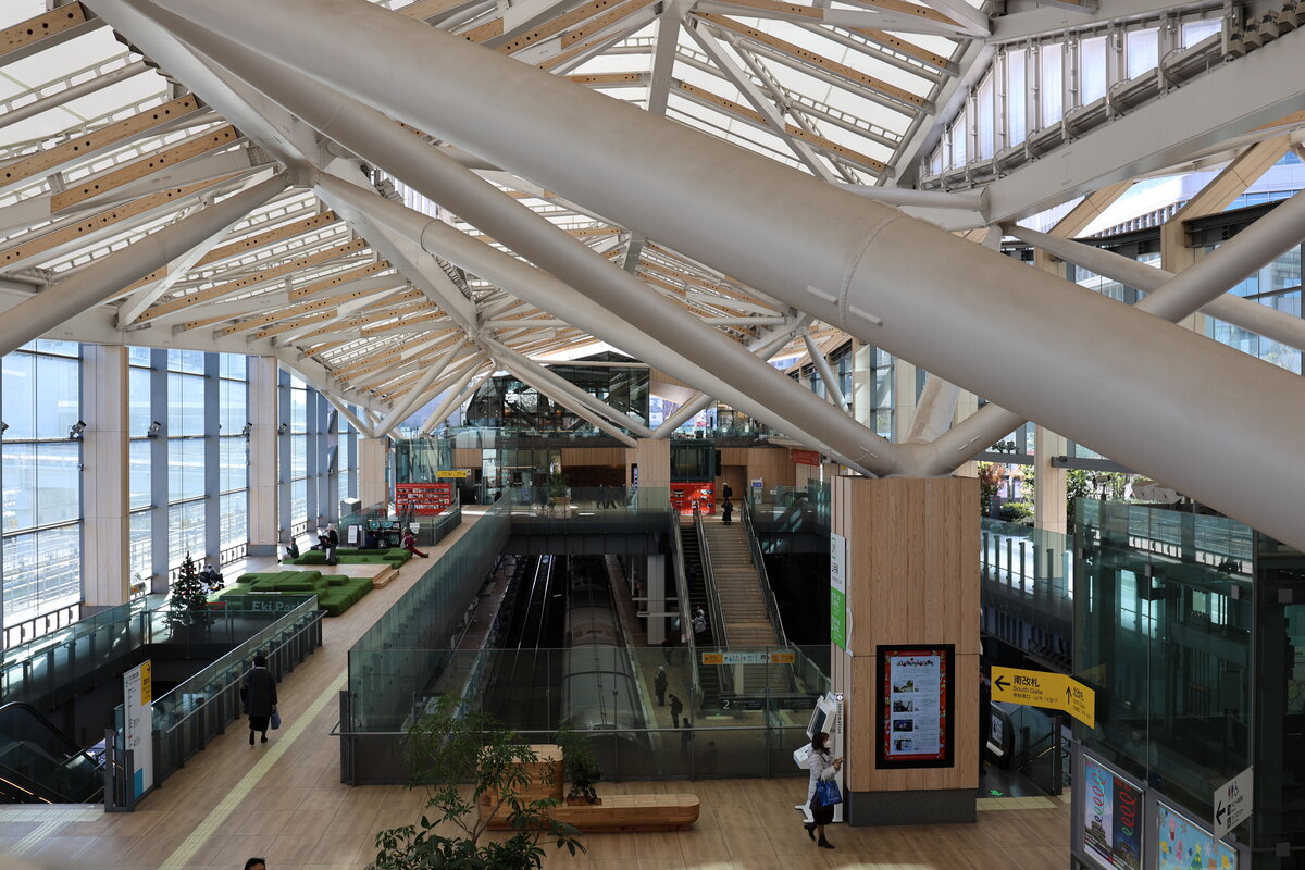 STARBUCKS：スターバックスコーヒー高輪ゲートウェイ駅店