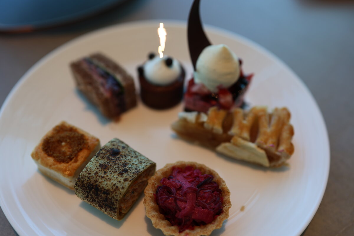 jw マリオット・ホテル東京ラウンジ：チェックインしながらアフタヌーンティー。