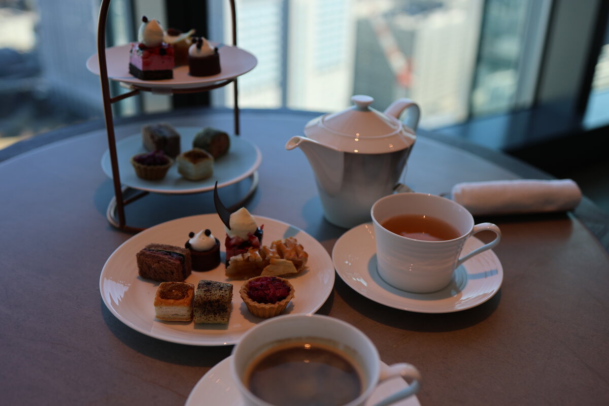 jw マリオット・ホテル東京ラウンジ：デザートビュッフェと高層ビルの眺望