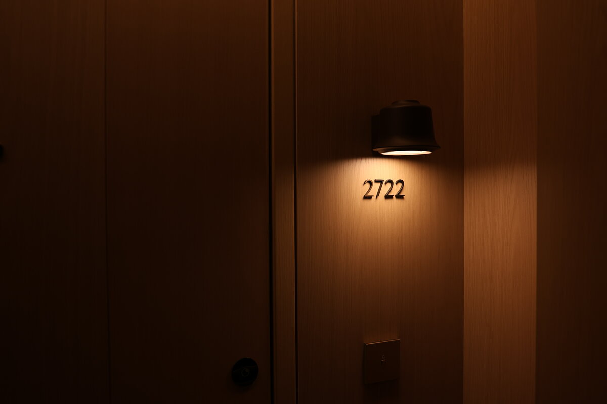 jw マリオット・ホテル東京ラウンジ：ケーキやパンが並んだテーブルと窓の外の風景