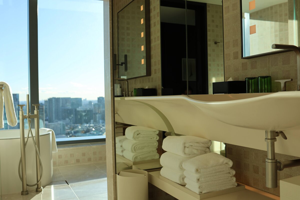 jw マリオット・ホテル東京：ホテルのバスルーム、バスタブと高層ビル群