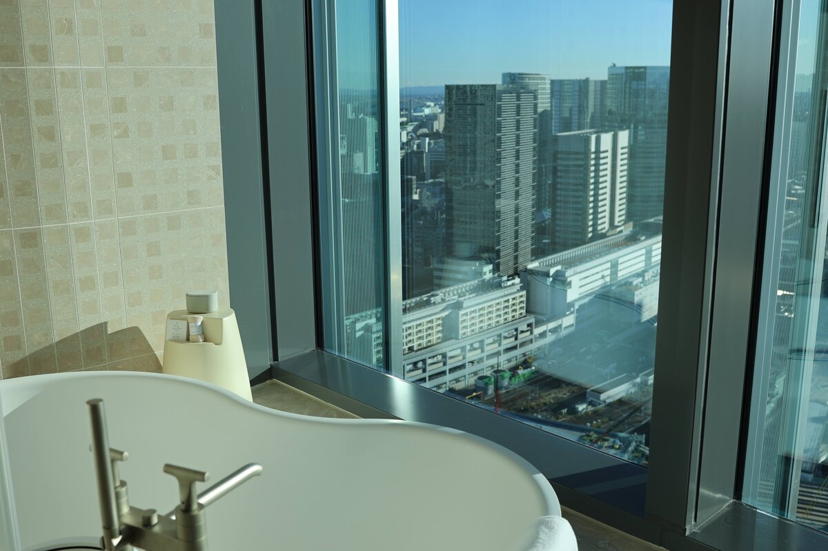 JW MARRIOTT TOKYO：バスタブと窓からの都市風景