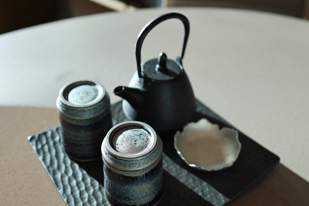 jw マリオット・ホテル東京：急須と湯呑み、小皿