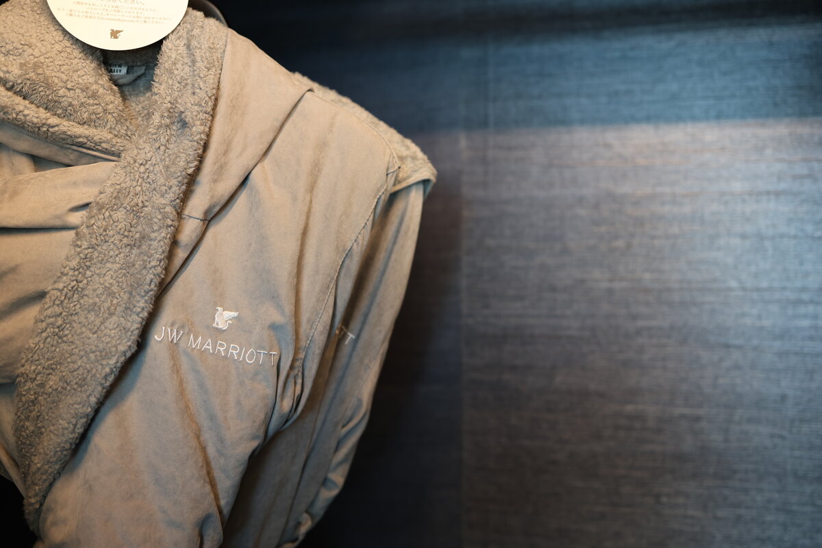 jw マリオット・ホテル東京：JWマリオットのロゴが入ったバスローブ