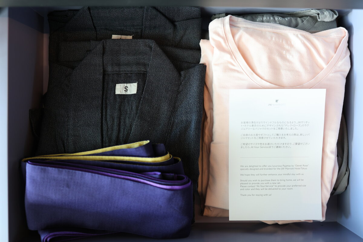 jw マリオット・ホテル東京：引き出しの中のパジャマセットと説明書き