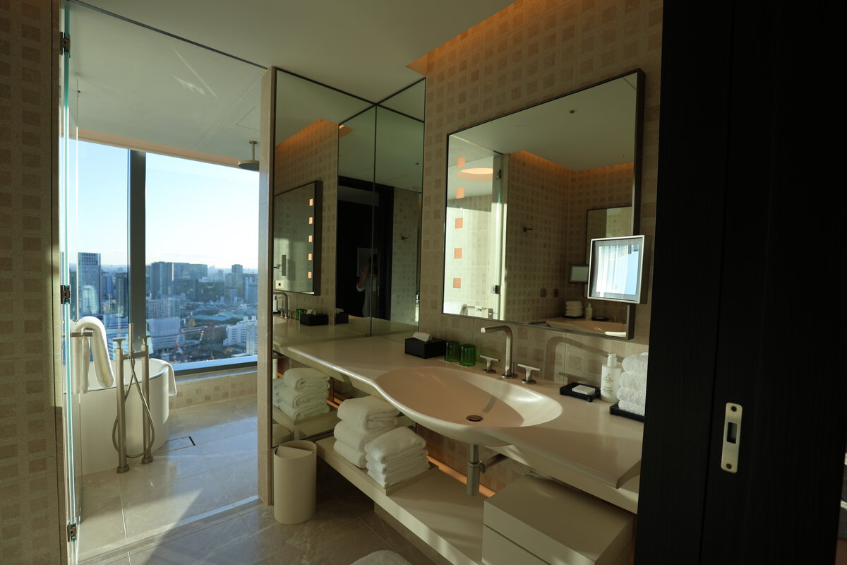jw マリオット・ホテル東京：バスルームは両側に洗面台があるタイプ。ふたりでもゆったり...