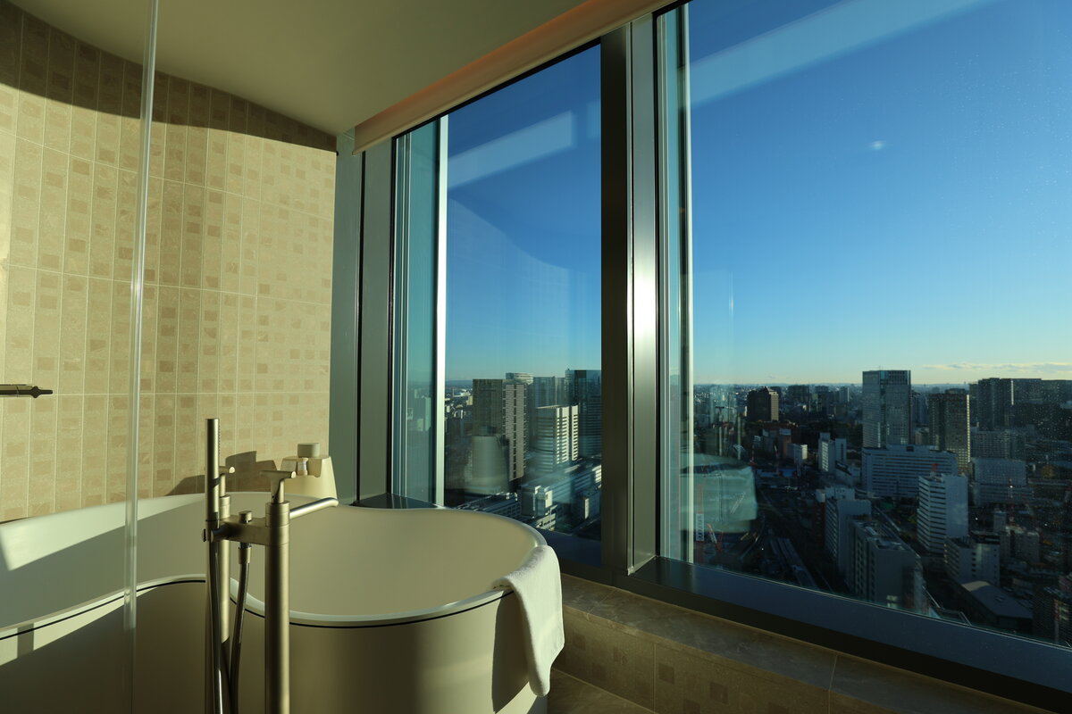 jw マリオット・ホテル東京：美しいビューバス。都会の景色を見ながらゆっくり入浴できます