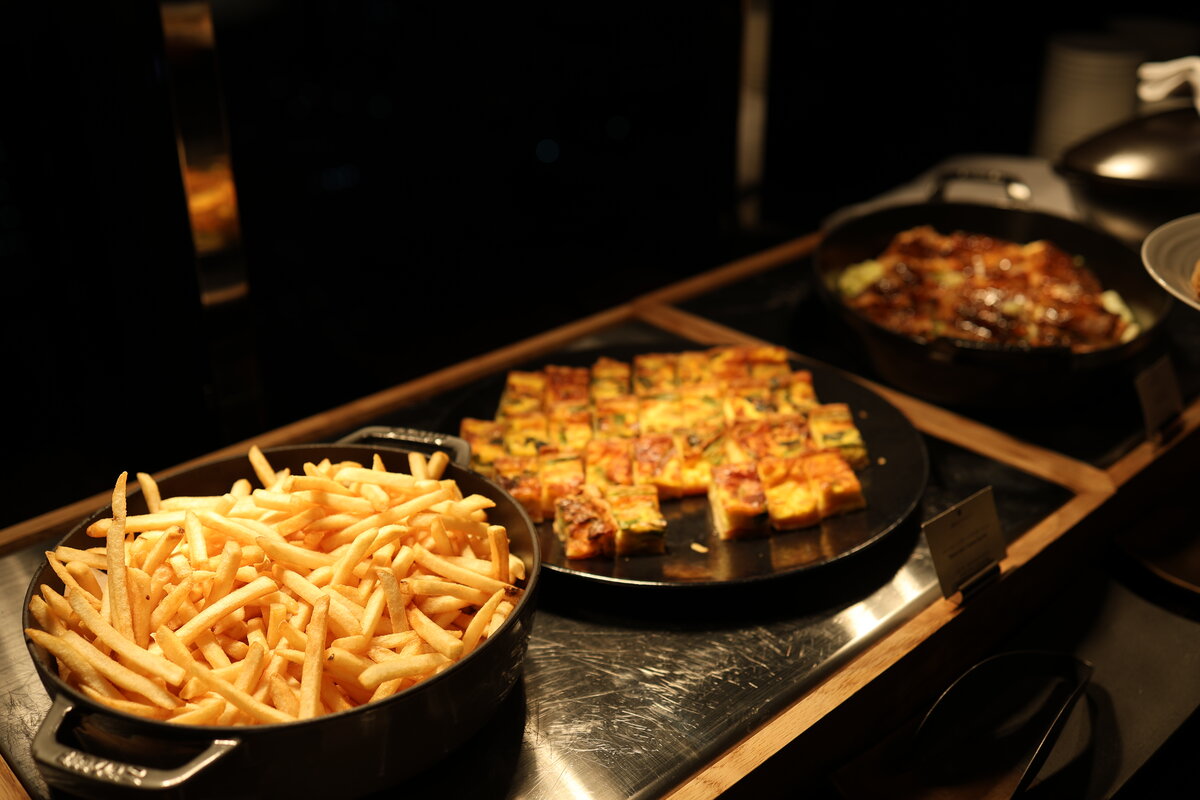 jw マリオット・ホテル東京ラウンジ：17時からのカクテルタイムは飲み放題でお料理も充実していま...