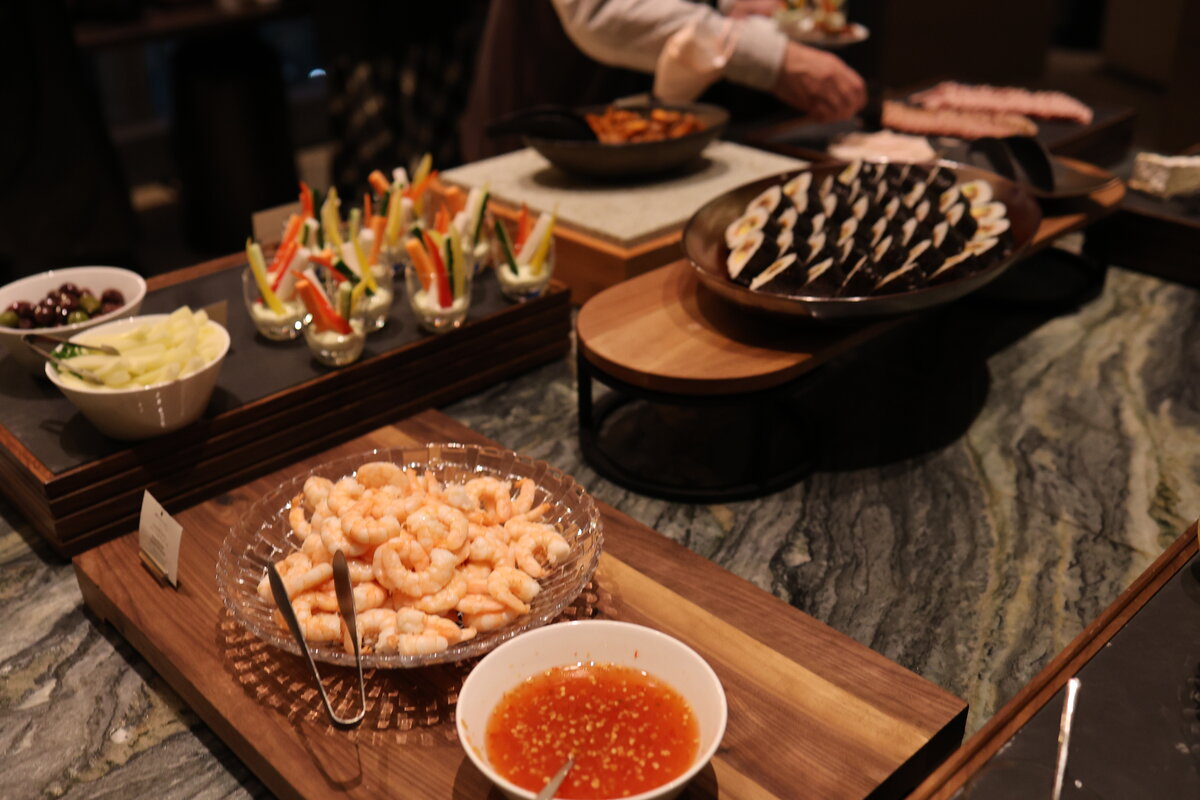 jw マリオット・ホテル東京ラウンジ：エビ、野菜スティック、のり巻きなど