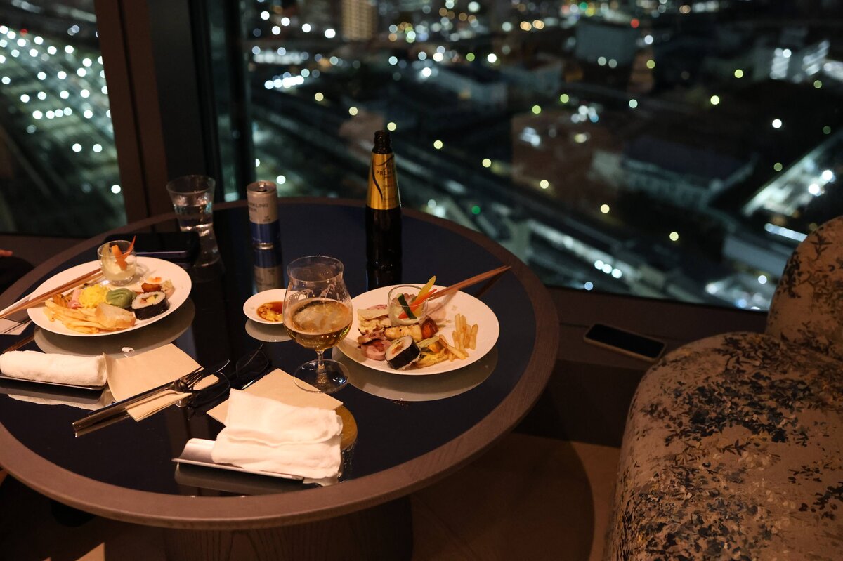 jw マリオット・ホテル東京ラウンジ：テーブルに料理、グラス、お酒が並び、夜景が見える